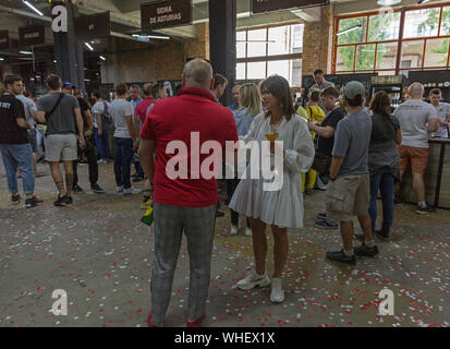 Kiew, Ukraine - Mai 18, 2019: die Menschen besuchen Kiew Beer Festival Vol.4 in der Kunst Zavod Platforma. Mehr als 60 Handwerk Bier Brauereien wurden hier vorgestellt. Stockfoto