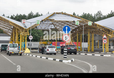 STAROWOJTOWE, UKRAINE - Juli 07, 2019: Autos auf jahodyn Zollkontrolle der polnisch-ukrainischen Grenze gestoppt Stockfoto