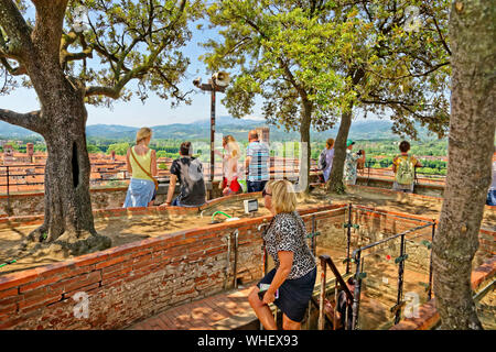 Besucher auf der Oberseite des Guinigi Turm in der Altstadt von Lucca, Toskana, Italien. Stockfoto