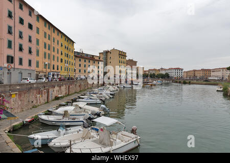 LIVORNO, Italien - 11 Juli, 2019: Stadtbild mit wandern Menschen und Boote vor Neue Festung in der Venezia Nuova Bezirk vertäut. Livorno ist ein Ci Stockfoto