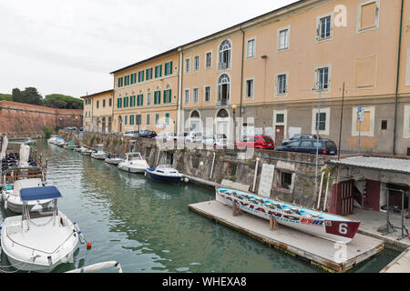 LIVORNO, Italien - 11 Juli, 2019: Stadtbild mit Booten vor Neue Festung in der Venezia Nuova Bezirk vertäut. Livorno ist eine Stadt an der Ligurischen Stockfoto