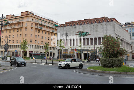 LIVORNO, Italien - 11 Juli, 2019: Stadtbild mit Menschen entlang Rathausplatz. Livorno ist eine Stadt an der Ligurischen Meer mit einer der größten se Stockfoto