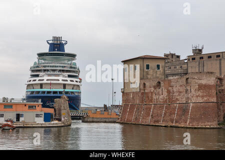 LIVORNO, Italien - 11 Juli, 2019: souveränen Luxus Kreuzfahrtschiff im Hafen festgemacht. Hafen von Livorno ist eine der größten italienischen Häfen und einer der Stockfoto