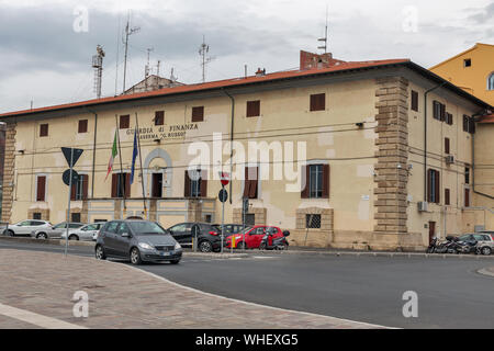 LIVORNO, Italien - 11 Juli, 2019: Finanzen guard G. Russo Baracke in den Hafen. Hafen von Livorno ist eine der größten italienischen Häfen und einer der Larg Stockfoto