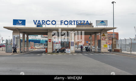 LIVORNO, Italien - 11 Juli, 2019: die Menschen durch die varco Fortezza oder Fort Tor im Hafen gehen. Livorno ist eine Stadt auf das Ligurische Meer. Stockfoto