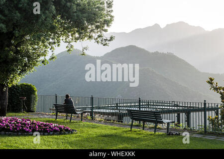 Ein weiterer Tag dämmert über Ravello, Italien, und beleuchtet den Garten auf der Belvedere Terrasse, die Hügel in den frühen Morgennebel bedeckt. Einstellung für Filme. Stockfoto