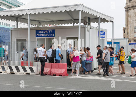 LIVORNO, Italien - 11 Juli, 2019: Kreuzfahrtpassagiere pass Port Security Checkpoint. Hafen von Livorno ist eine der größten italienischen Häfen und einer der Stockfoto