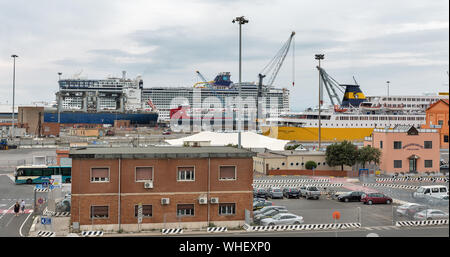 LIVORNO, Italien - 11 Juli, 2019: Schiffe im Fährhafen Terminal festgemacht. Hafen von Livorno ist eine der größten italienischen Häfen und einer der größten Meer Stockfoto