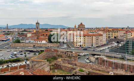 LIVORNO, Italien - 11 Juli, 2019: Stadtbild mit Kirche San Ferdinando und alte Festung. Livorno wurde in 1017 als einer der kleinen Küstenstadt fort gegründet Stockfoto