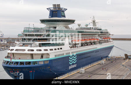 LIVORNO, Italien - 11 Juli, 2019: Passagiere an Bord des souveränen Luxus Kreuzfahrtschiff im Hafen festgemacht. MS Sovereign ist einer der drei großen Kreuzfahrt Zone Stockfoto