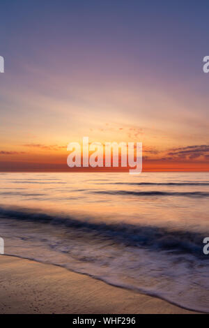 Bunte Himmel über der Nordsee nach Sonnenuntergang am Strand auf Juist, Ostfriesische Inseln, Deutschland. Stockfoto