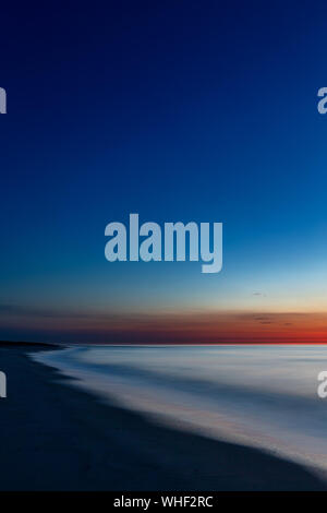 Bunte Himmel über der Nordsee nach Sonnenuntergang am Strand auf Juist, Ostfriesische Inseln, Deutschland. Stockfoto