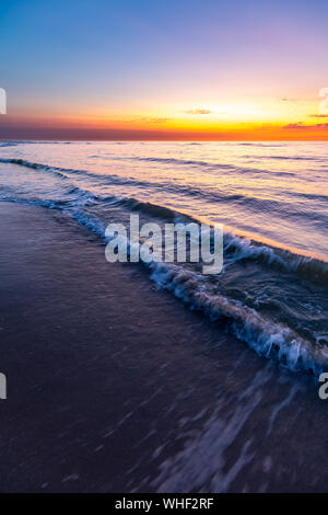 Bunte Himmel über der Nordsee nach Sonnenuntergang am Strand auf Juist, Ostfriesische Inseln, Deutschland. Stockfoto