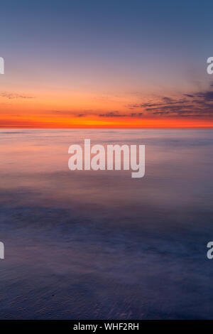 Bunte Himmel über der Nordsee nach Sonnenuntergang am Strand auf Juist, Ostfriesische Inseln, Deutschland. Stockfoto