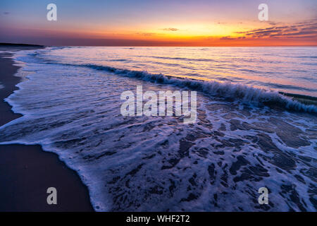 Bunte Himmel über der Nordsee nach Sonnenuntergang am Strand auf Juist, Ostfriesische Inseln, Deutschland. Stockfoto