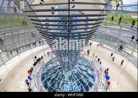 Berlin, Deutschland - 4. Mai 2019 - Das Innere der gläsernen Kuppel des umgebauten Reichstag in Berlin, Deutschland. Stockfoto