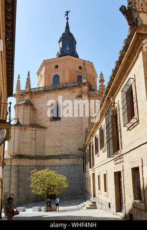 SEGOVIA, Spanien - 25 April 2018: Eine der Außenwände und Turm der Kathedrale von Segovia. Stockfoto