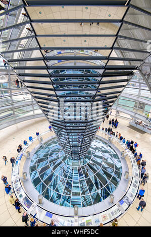 Berlin, Deutschland - 4. Mai 2019 - Das Innere der gläsernen Kuppel des umgebauten Reichstag in Berlin, Deutschland. Stockfoto