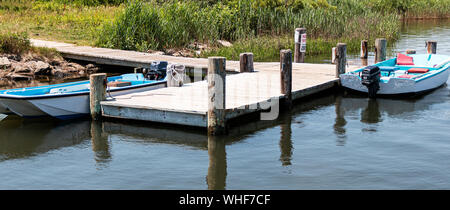 Zwei Motorboote zu einem Dock an der Küste der Great South Bay auf Long ISland gebunden. Stockfoto