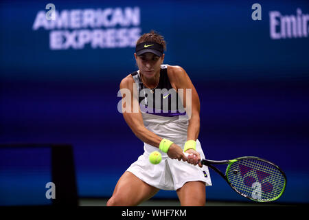 New York, Vereinigte Staaten. 02 Sep, 2019. Flushing Meadows, New York, Vereinigte Staaten - 2 September, 2019. Belinda Becic der Schweiz rserving während Ihrer umgekippt Sieg über Nummer 1 Samen, Naomi Osaka in die vierte Runde bei den US Open. Quelle: Adam Stoltman/Alamy leben Nachrichten Stockfoto