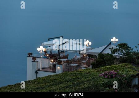 Gehobene Küche auf einer Dachterrasse mit Blick auf die Amalfiküste, Ravello, Italien. Fast unter freiem Himmel, unter einem Vordach. Schöner Abend. Wunderschöne Aussicht. Stockfoto