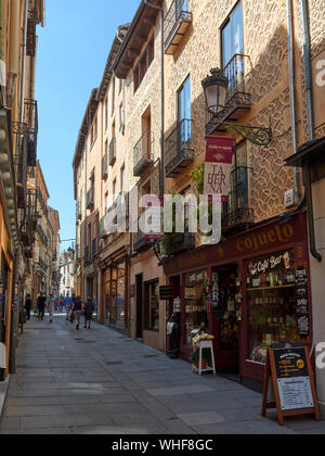 SEGOVIA, Spanien - 25 April 2018: Ansicht von Läden und Wohnungen auf den Straßen von Segovia. Stockfoto