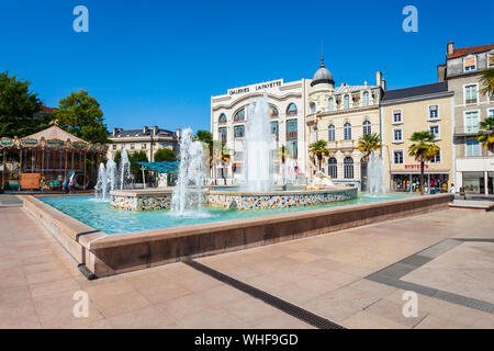 PAU, Frankreich - 19. SEPTEMBER 2018: Brunnen und Pool am Ort Georges Clemenceau Square im Zentrum von Pau Stadt in Frankreich Stockfoto