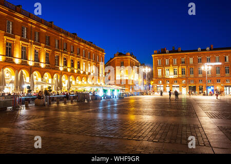 TOULOUSE, Frankreich, 20. SEPTEMBER 2018: Cafe und Restaurant am Place du Capitole oder Rathaus Ort sqauare, kommunale Verwaltung der Stadt Toulouse i Stockfoto