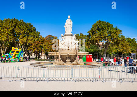 NIMES, Frankreich - 22. SEPTEMBER 2018: Pradier Brunnen an der Esplanade Charles de Gaulle Park in der Stadt Nimes in Südfrankreich Stockfoto