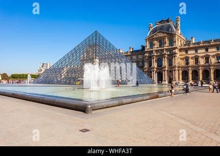 PARIS, Frankreich, 12. SEPTEMBER 2018: Museum des Louvre und seine Pyramide in der Mitte von Paris, Frankreich Stockfoto