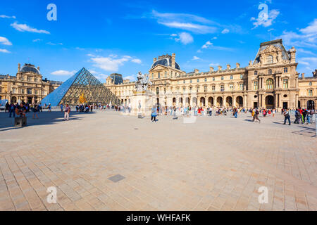 PARIS, Frankreich, 12. SEPTEMBER 2018: Museum des Louvre und seine Pyramide in der Mitte von Paris, Frankreich Stockfoto