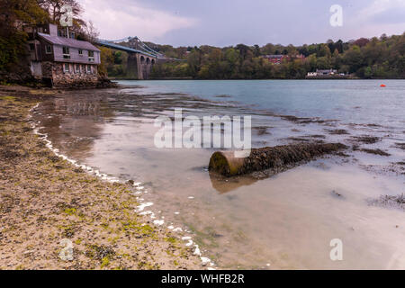 Die menai Strait ist eine schmalen flachen Gezeiten Wasser ca. 25 km lang, trennt die Insel Anglesey vom Festland von Wales. Stockfoto