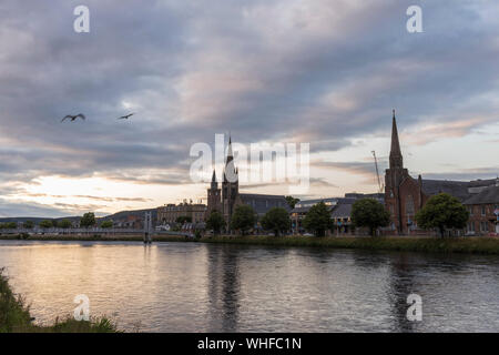 Inverness die Fußgängerbrücke in die Kapelle auf dem Fluss Ness beitritt Huntly Street und der Bank Street. Stockfoto