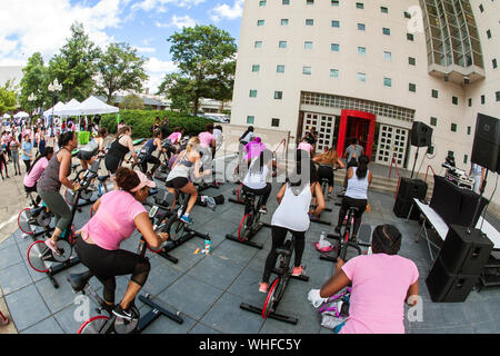 Einige Frauen nehmen an einem Outdoor spin Klasse an der hübschen Mädchen Schweiß Fest am 15 September, 2018 in Atlanta, GA. Stockfoto