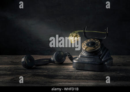 Vintage Black Phone auf alten Holztisch Hintergrund Stockfoto