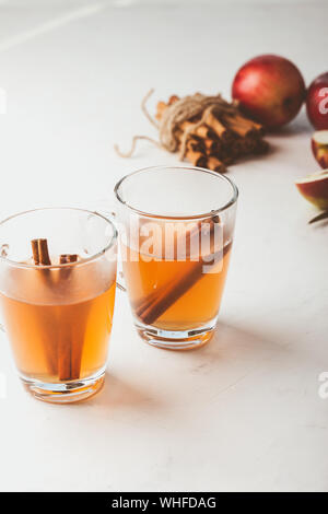 Herbst warme Getränke, Apfelwein Punsch, fallen Festliche würzigen Kaffee Gläser mit Zimtstangen Stockfoto