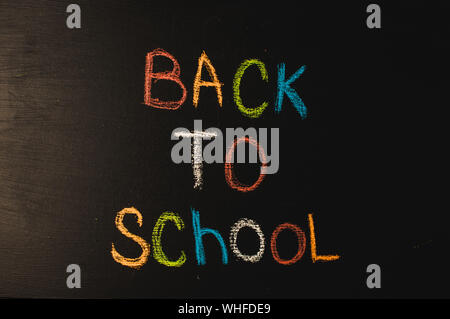 Zurück zu Schule, das Konzept der Erziehung. Die Inschrift auf der Tafel farbige Kreide. Stockfoto