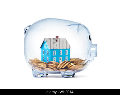Blaues Haus auf Geld innen transparent Sparschwein mit Freistellungspfad Stockfoto