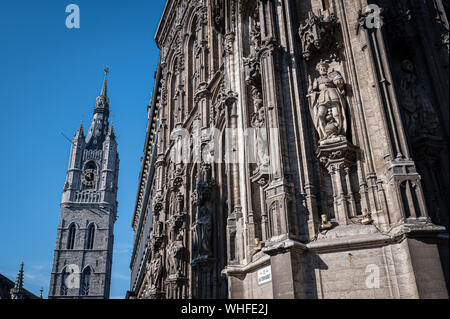 Der Glockenturm und Schnitzereien an der Kathedrale St. Bavo Gent in Belgien Stockfoto