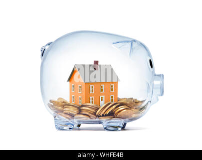 Orange House auf Geld innen transparent Sparschwein mit Freistellungspfad Stockfoto