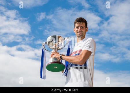 Novak Djokovic aus Serbien mit Aegon Trophäe, besiegte er Gael Monfils von Frankreich. Aegon International 2017 - Eastbourne - England - der ATP Männer Singles Fin Stockfoto