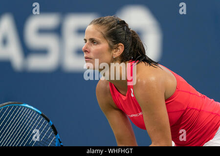 New York, NY - 2. September 2019: Julia Goerges (Deutschland), die in Aktion während der Runde 4 der US Open Meisterschaft gegen Donna Vekic (Kroatien) an Billie Jean King National Tennis Center Stockfoto