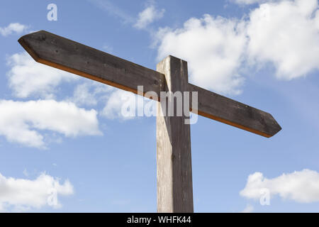 Leer Schild draußen mit Leerzeichen um Ihre eigene Nachricht zu hinzufügen, hölzernen Wegweiser in zwei Richtungen ohne Text zeigen Stockfoto