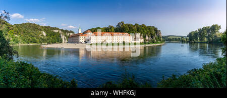 Panorama Blick auf Kloster Weltenburg. Dieses Wahrzeichen ist ein Kloster der Benediktiner im Kloster Weltenburg in Kelheim an der Donau in Bayern, Deutschland. Stockfoto