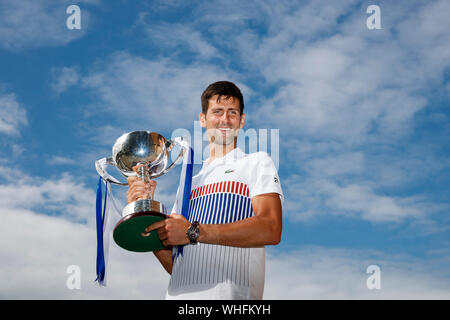 Novak Djokovic aus Serbien mit Aegon Trophäe, besiegte er Gael Monfils von Frankreich. Aegon International 2017 - Eastbourne - England - der ATP Männer Singles Fin Stockfoto