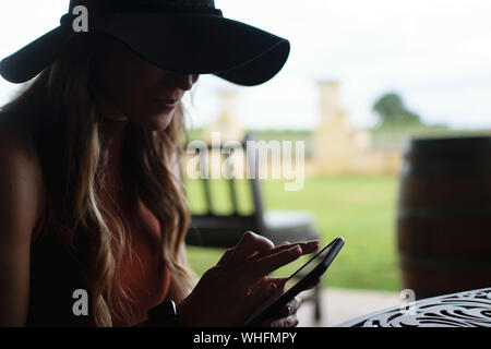 Frau zu Fuß durch die Weinberge in Texas Wein Land Fredericksburg Stockfoto