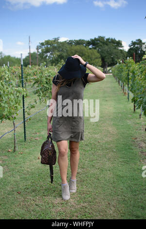 Frau zu Fuß durch die Weinberge in Texas Wein Land Fredericksburg Stockfoto