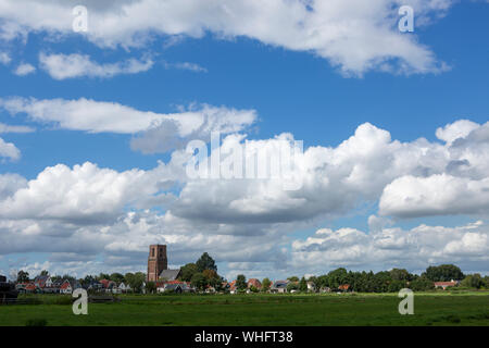 Kleines Dorf in der Nähe von Amsterdam Ransdorp steigende von der Agrar grüne Weide, Felder mit dramatischen Wolken im blauen Himmel über Stockfoto