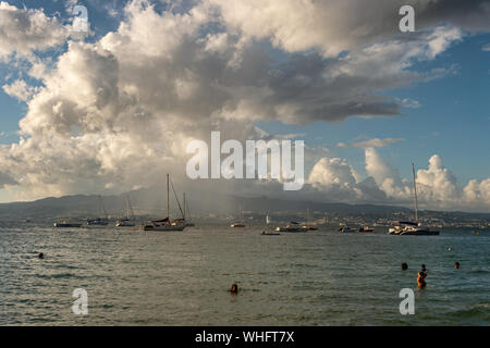 Anse-à-l'âne, Martinique, FR - 20. August 2019: Starker Regen über Fort-De-France und Montagne Pelee Vulkan. Stockfoto