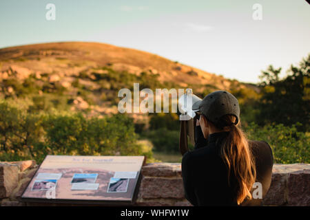 Frau Suchen Münze Teleskop auf eine Beobachtung Schreibtisch betrieben Stockfoto
